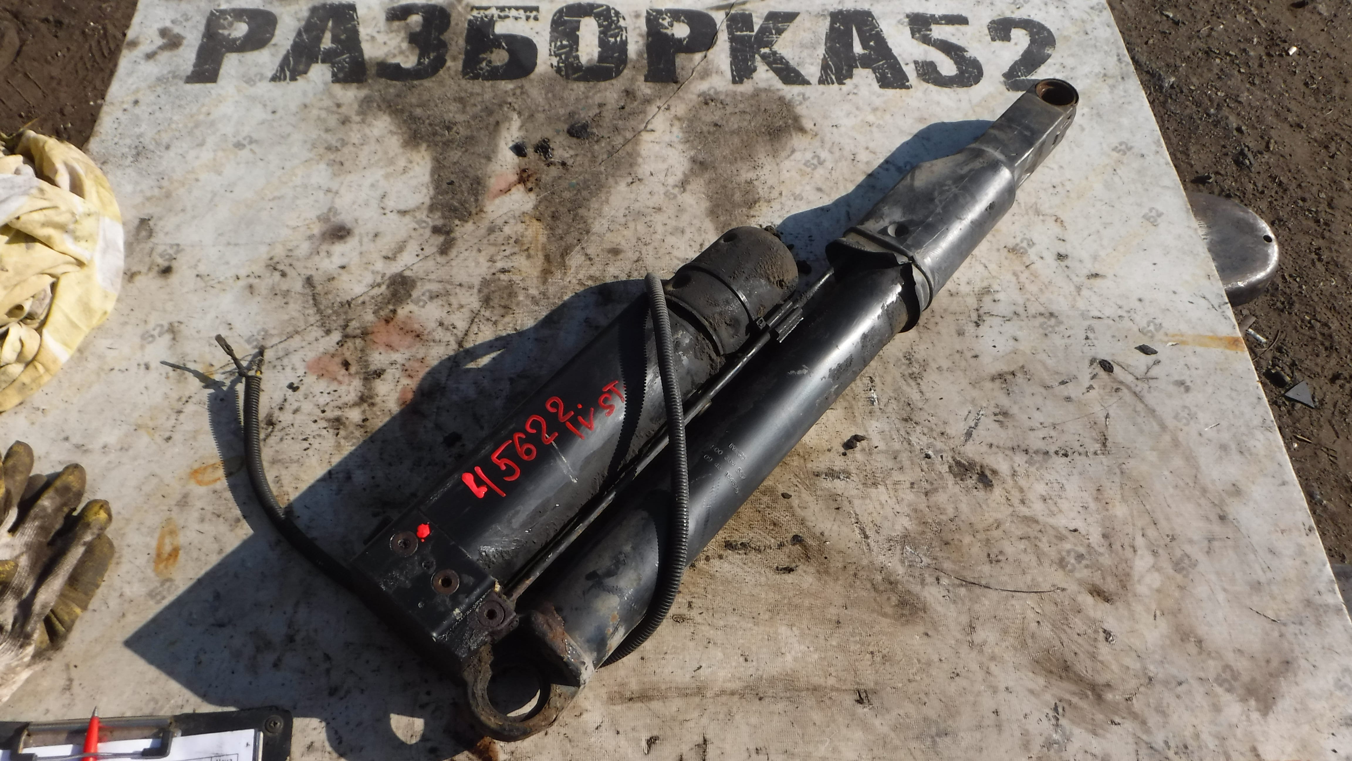 Цилиндр подъёма кабины 500368557 0946154520 Ивеко Стреилс курсор 10 Iveco strails Cursor 10 2002